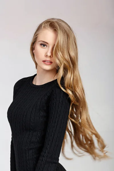 Блондинка модель жінка в чорній сукні — стокове фото