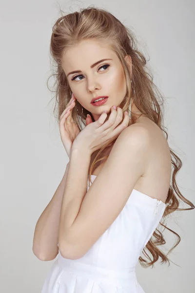 Porträtt av blond modell kvinna — Stockfoto
