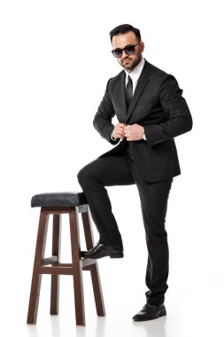 Erkek güneş gözlüğü ve takım elbise