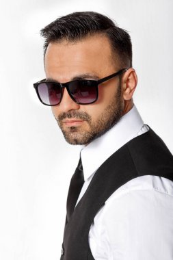 Beyaz arka planda siyah elbiseli adam.