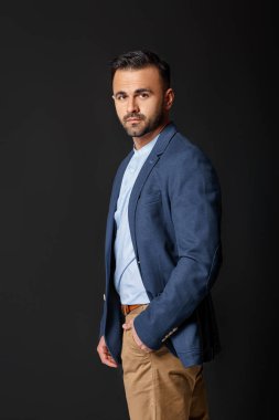 yakışıklı zarif seksi erkek takım elbise