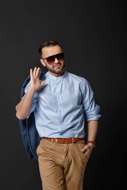 yakışıklı zarif seksi erkek takım elbise