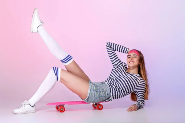 Hermosa mujer con patín en el estudio — Foto de Stock