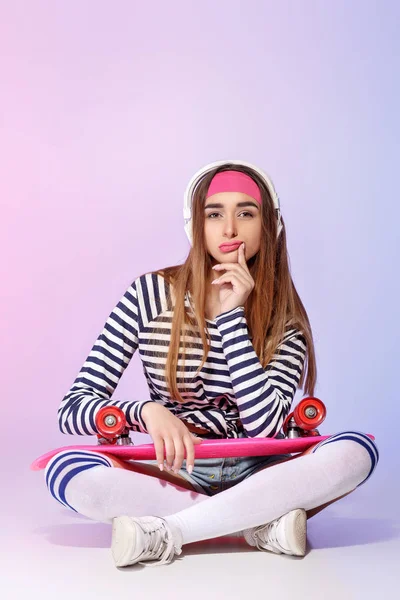 Hermosa mujer con patín en el estudio — Foto de Stock