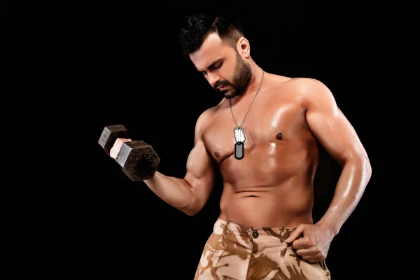 Uomo muscoloso che fa esercizi con manubri . — Foto Stock