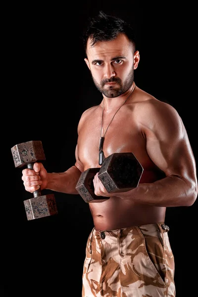 Hombre musculoso haciendo ejercicios con pesas . — Foto de Stock