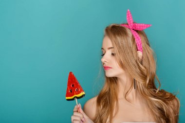 lolipop mavi arka plan ile sarışın kadın. 