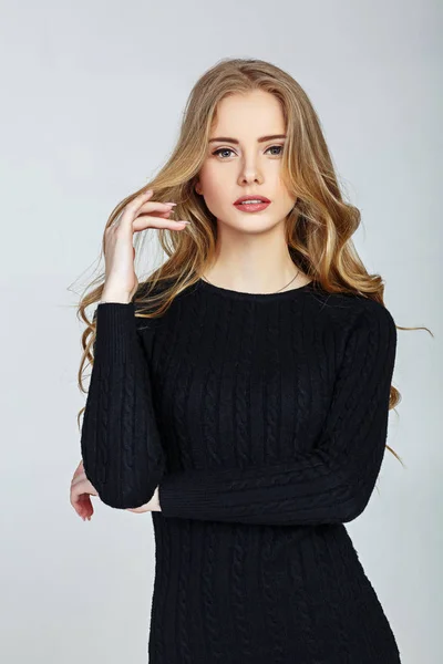 Woman model w czarnej sukni — Zdjęcie stockowe