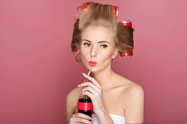 Blonde femme tenant bouteille en verre avec soda — Photo