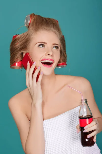 Блондинка держит стеклянную бутылку с содовой — стоковое фото