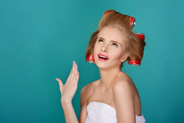 Lustige blonde Frau auf blauem Hintergrund — Stockfoto