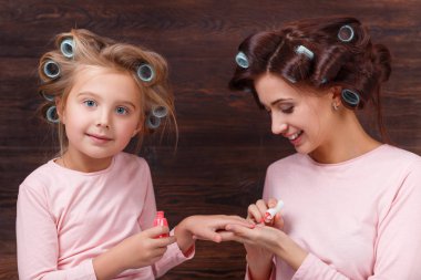 Anne ve kızı beraber eğleniyor