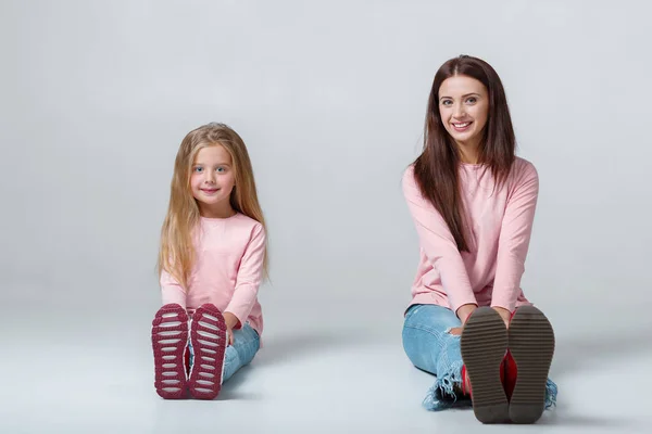 Jovem mãe e filha juntos — Fotografia de Stock