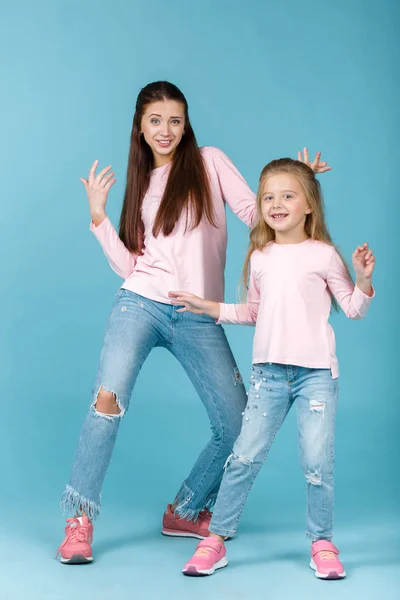 Mother and daughter having fun together — Stock Photo, Image