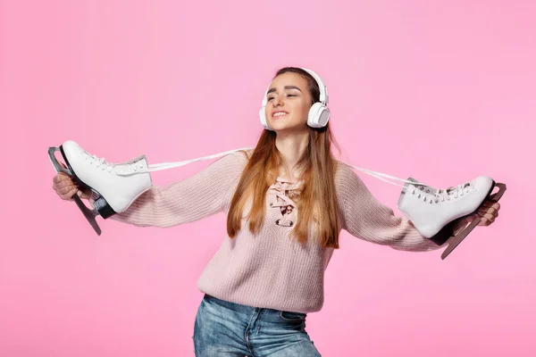 Atractiva mujer sosteniendo patines de hielo — Foto de Stock