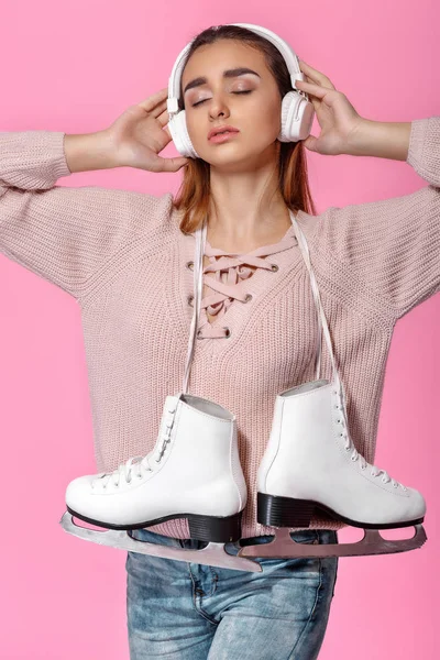 Atractiva mujer sosteniendo patines de hielo — Foto de Stock