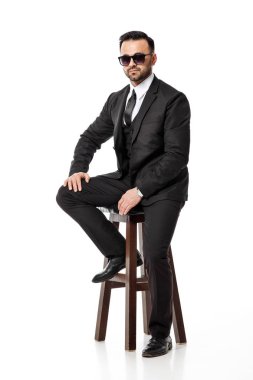 Erkek güneş gözlüğü ve takım elbise