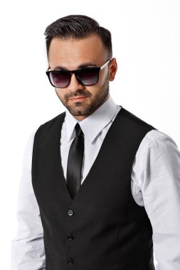 Beyaz arka planda siyah elbiseli adam.