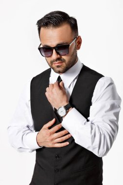 Beyaz arka planda siyah elbiseli adam.