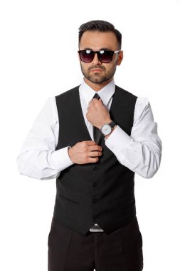 Beyaz arka planda siyah elbiseli adam.