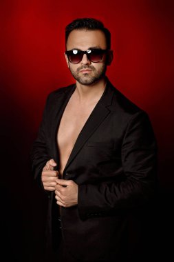 Erkek güneş gözlüğü ve takım elbise