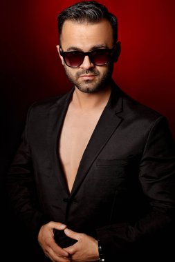 Erkek güneş gözlüğü ve takım elbise