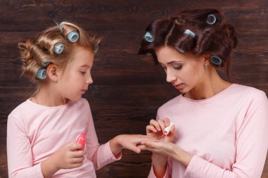 Anne ve kızı beraber eğleniyor