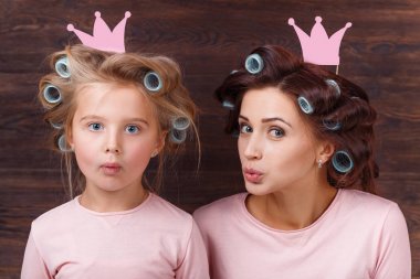 Anne ve kızı beraber eğleniyor