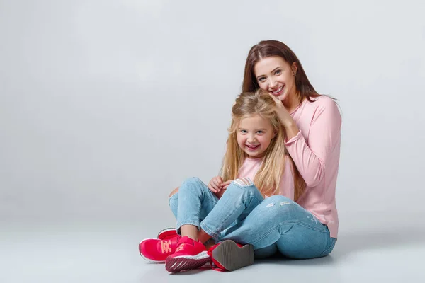Fiatal anya és lánya együtt — Stock Fotó