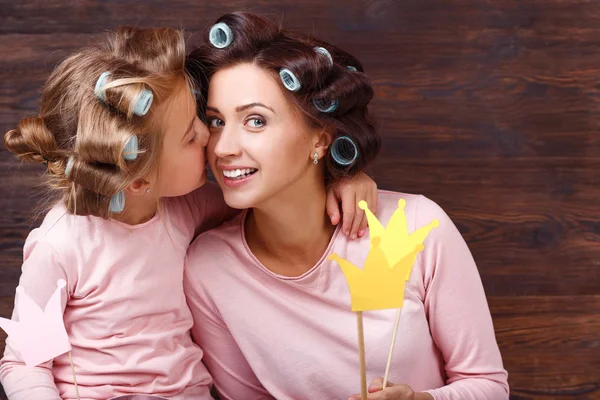 Anya és lánya együtt szórakozik — Stock Fotó