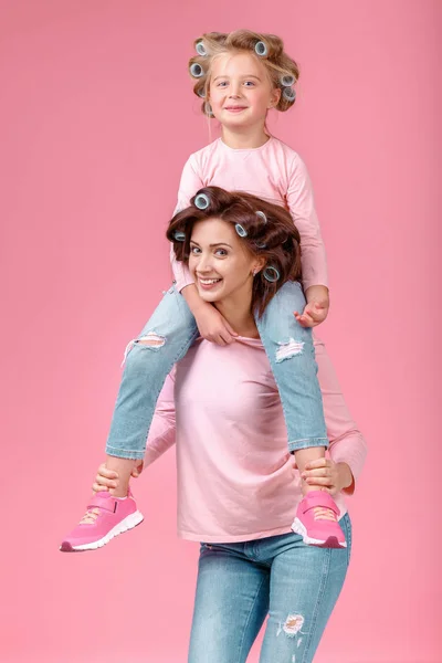 Mãe e filha se divertindo juntos — Fotografia de Stock