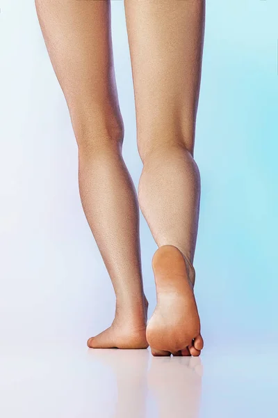 Weibliche Beine gehen nach vorne — Stockfoto