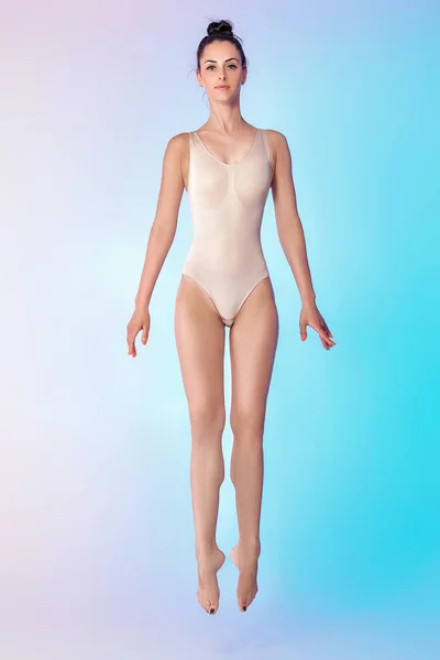 Slim gimnastyczka w beżowy strój kąpielowy — Zdjęcie stockowe