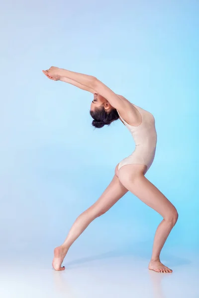 Slim gymnast i beige baddräkt — Stockfoto