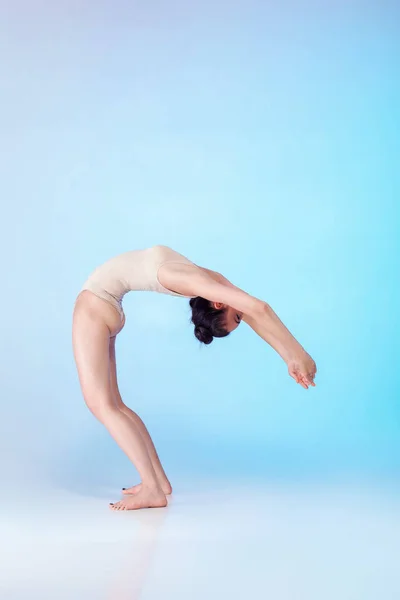 Slim gymnast i beige baddräkt — Stockfoto