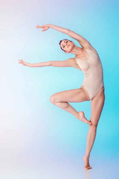 Tenké sportovní gymnastka v béžových plavkách — Stock fotografie