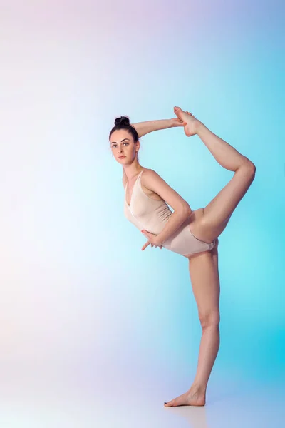 Slim gymnast i beige baddräkt — Stockfoto