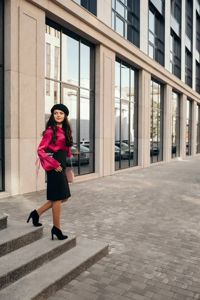 Giovane donna per le strade della città — Foto Stock