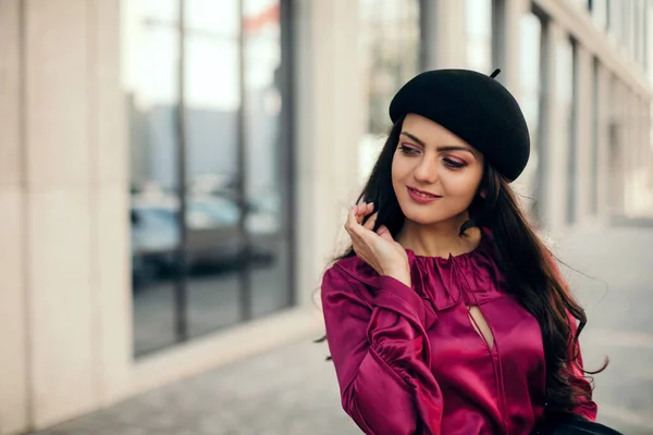 Beautiful brunette woman dressed in retro style — Stock Photo, Image