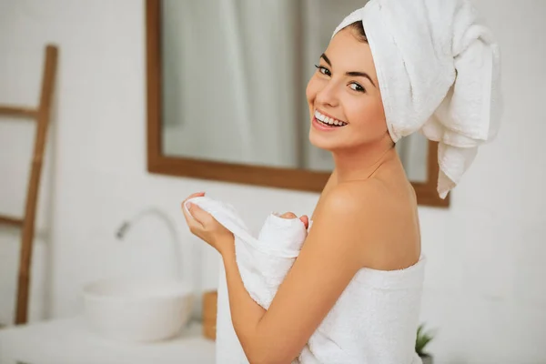 Girl wraps her body in a towel — Stock Photo, Image