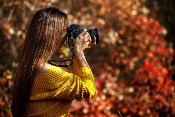 Donne fotografo tenere la fotocamera — Foto Stock