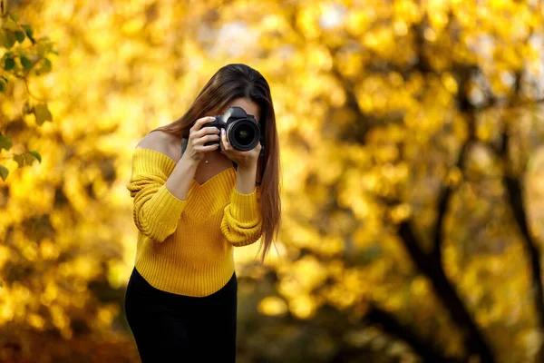 Kadın fotoğrafçı kamera tutuyor — Stok fotoğraf