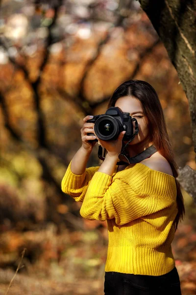 Fotógrafa mujer mantenga cámara —  Fotos de Stock