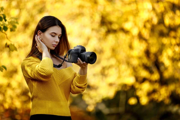 Kobiety fotograf trzymać aparat — Zdjęcie stockowe