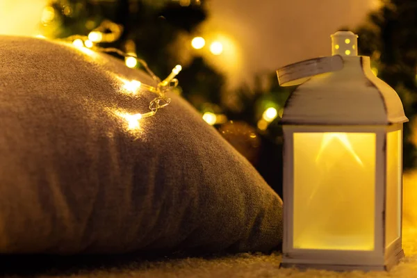 Interior de Natal decorado com luzes guirlanda . — Fotografia de Stock