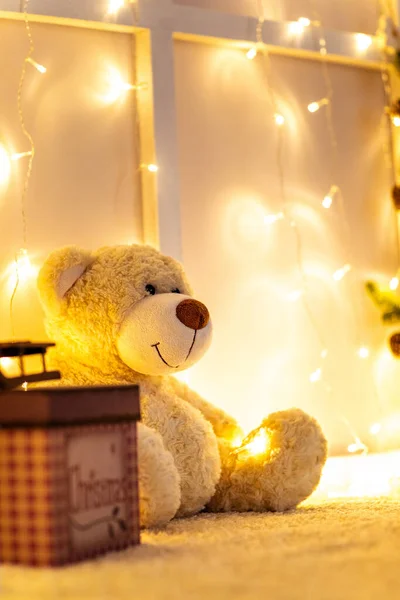 Vánoční interiér zdobený světly věnec. — Stock fotografie
