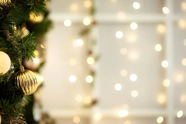 Золотые безделушки на фоне Рождества — стоковое фото