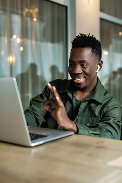 Afro-americano uomo utilizzando il computer — Foto Stock