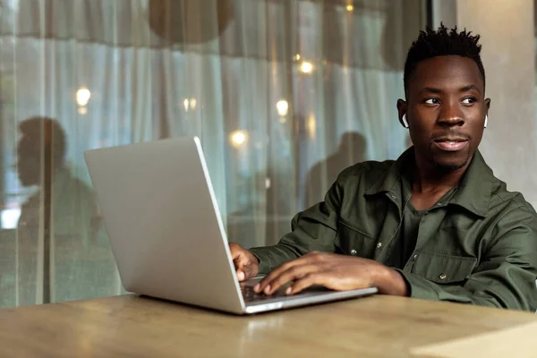 Afro-americano uomo utilizzando il computer — Foto Stock
