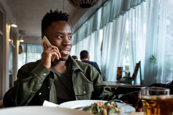 Giovane uomo afroamericano utilizzando il computer portatile in caffè — Foto Stock